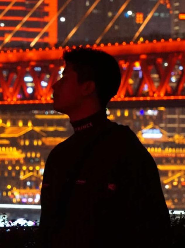 朱伟中在城市夜景中的侧影